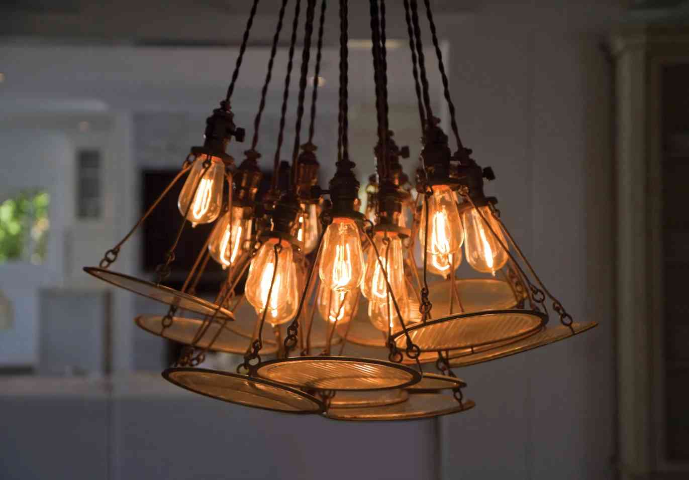 Вносим дух ретро в интерьер: 19 примеров использования лампочки Эдисона